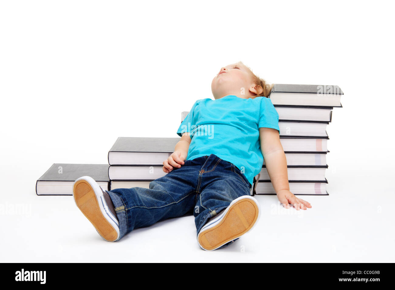 Kid Ebenen der Ausbildung lag erschöpft auf dem Boden und Schritte gemacht, Bücher Stockfoto