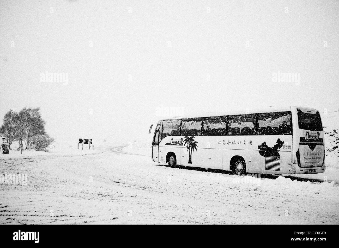 Tourbus in Schottland im Winter. Stockfoto