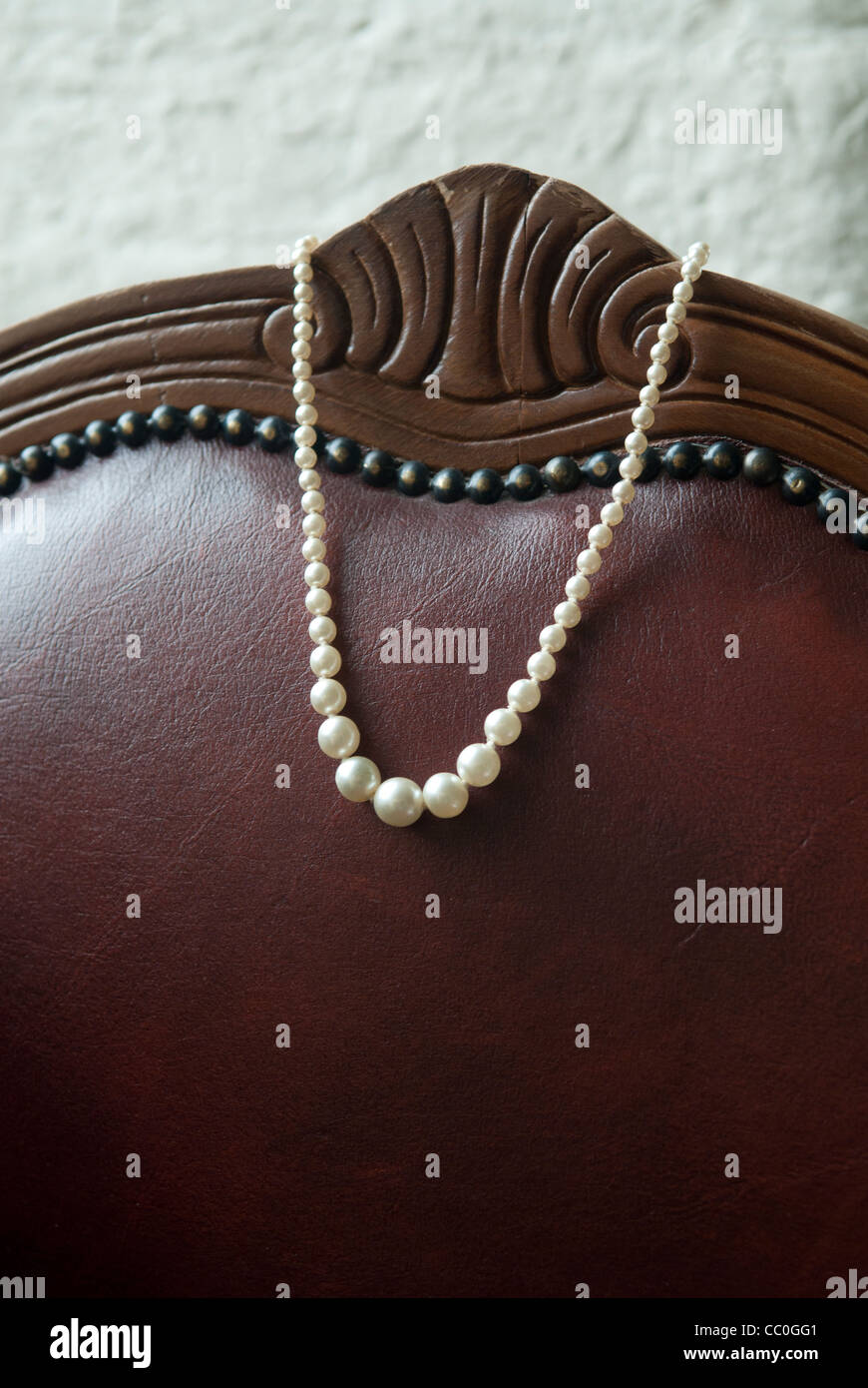 Perlenkette auf Ledercouch Stockfoto
