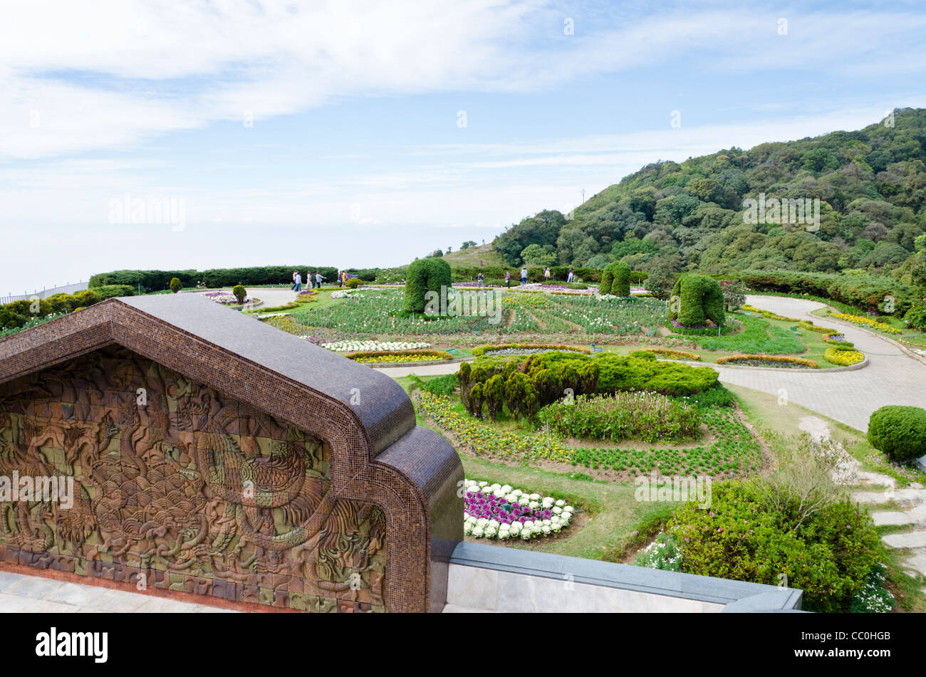 Geschnitzten Stein Wandbild vor Garten von des Königs Pagode im Doi Inthanon Nationalpark in Nord-Thailand Stockfoto