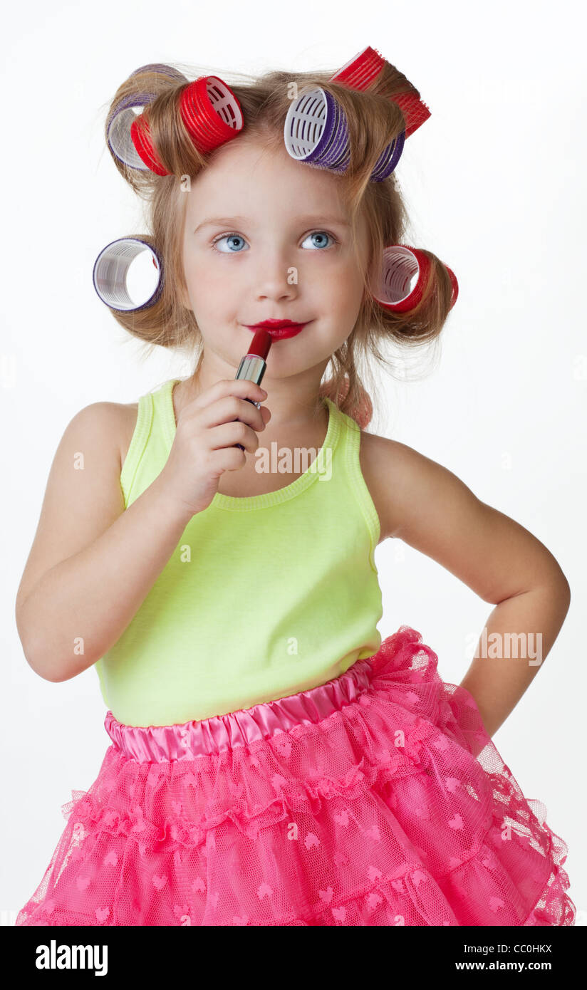 Kleine Madchen Spielen Grosse Auftragen Von Lippenstift Und Tragen Lockenwickler Stockfotografie Alamy