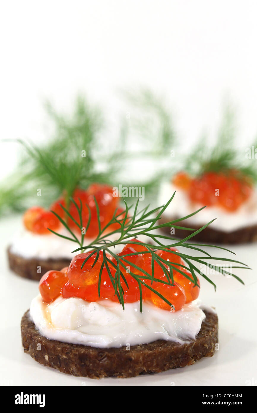 Pumpernickel mit Dill und Kaviar auf weißem Hintergrund Stockfotografie
