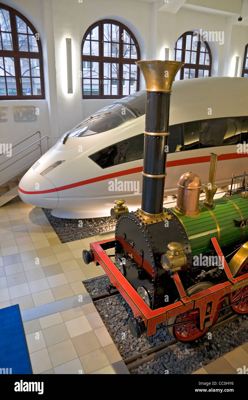 Züge, alte & neue im DB Museum, Nürnberg, Bayern, Deutschland. Stockfoto