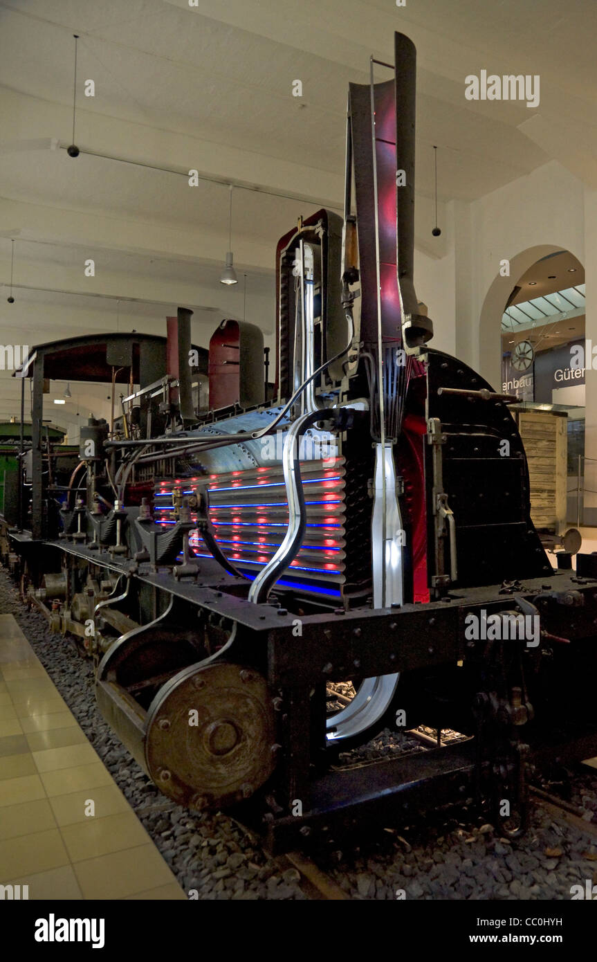 Dampflok, geschnitten, um zu erklären, wie es funktioniert, Eisenbahnmuseum in Nürnberg, Deutschland Stockfoto