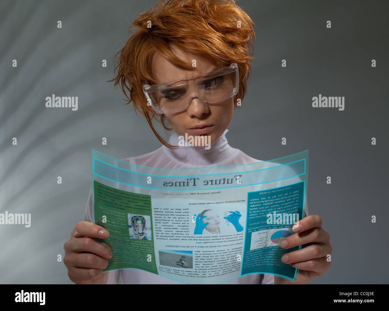 Schöne Frau, die lesen Zeitung aus flexiblen Hightech-Anzeige (professionelle Make-up und Friseur) Stockfoto