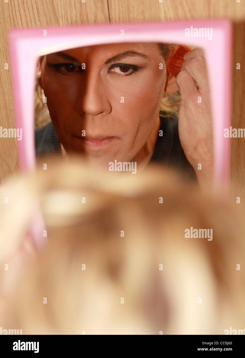 Ein Mann Transvestit Gesicht auf einem Spiegel Stockfoto