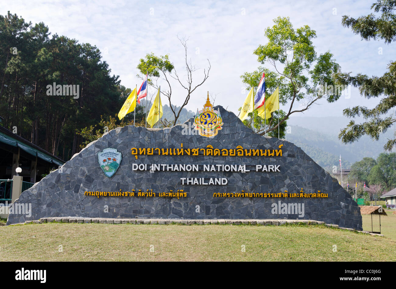 Aufwendige Doi Inthanon Nationalpark Steinzeichen mit Fahnen auf Parkverwaltung in Nord-Thailand. Stockfoto