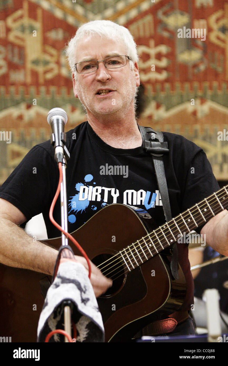 Folk-Band Dirty Mavis führen Sie ihre Weihnachten single Eiche Baum Lament (stoppten Sie die HS2) Stockfoto