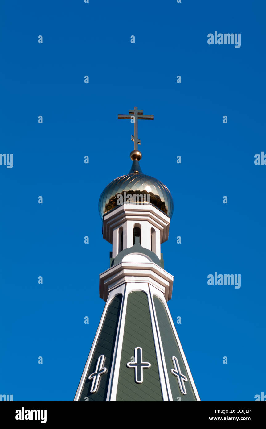 orthodoxer Dom-Kuppel mit Kreuz auf dem blauen Himmelshintergrund Stockfoto
