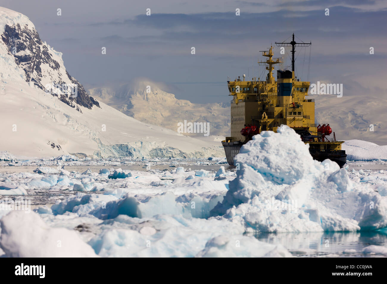 Antarktische Halbinsel Kapitan Chlebnikow Eisbrecher vertäut verankert Stockfoto