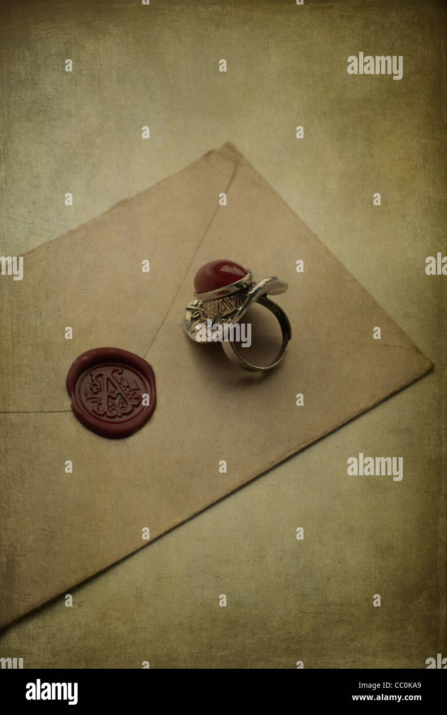 Alter Ring über einen braunen Umschlag mit rotem Wachs versiegelt Stockfoto