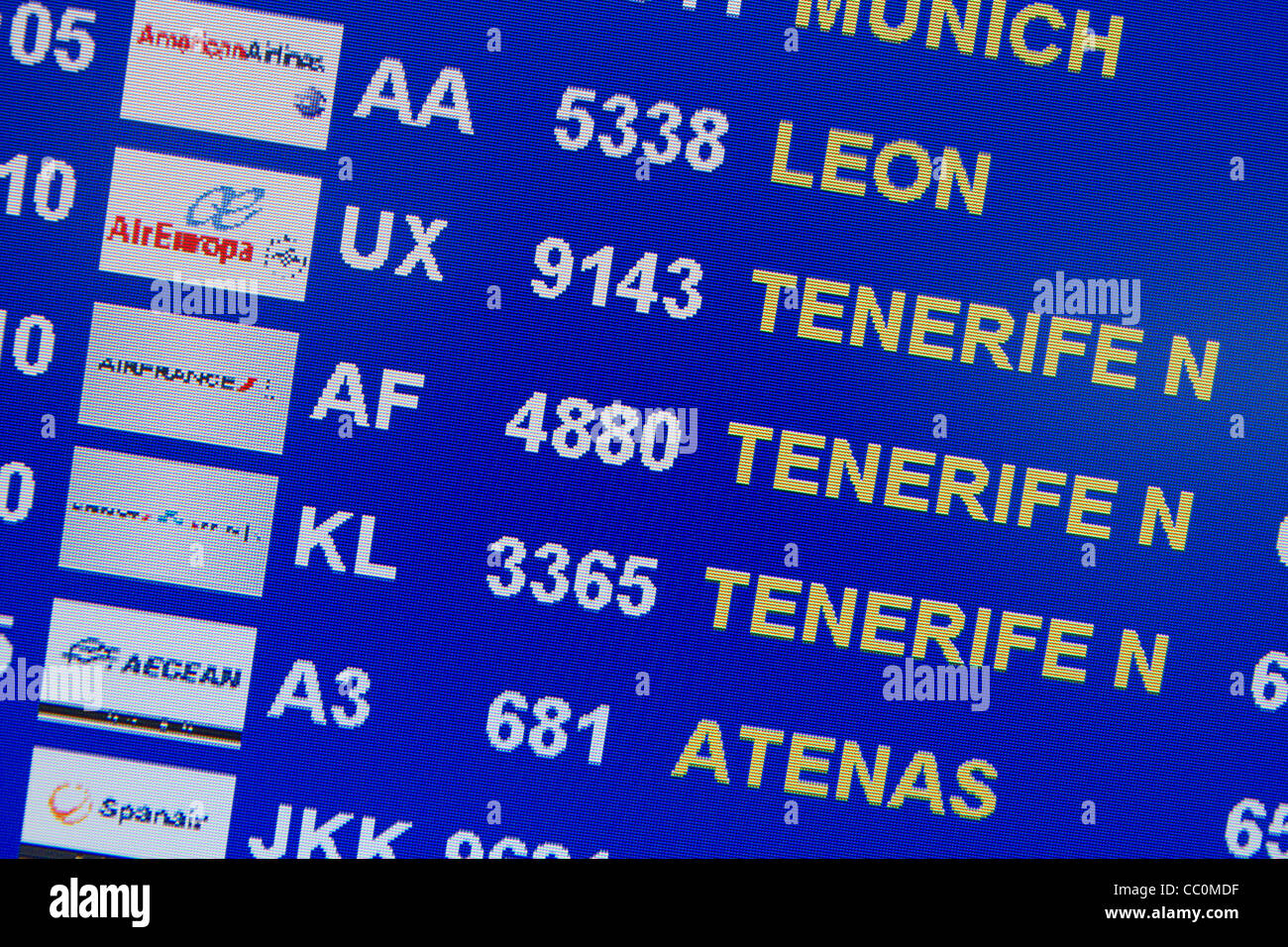 Abflug Ankunft Flug Bildschirm am Flughafen Stockfoto