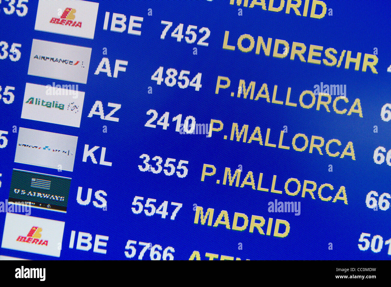 Abflug Ankunft Flug Bildschirm am Flughafen Stockfotografie - Alamy