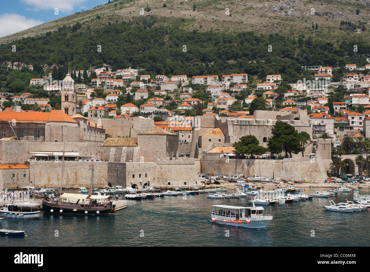 Von Dubrovnik Hafen der alten Stadt. Die Ausflugsschiffe auf der Insel Lokrum hier landen. Dubrovnik, Dalmatien, Kroatien, Europa Stockfoto