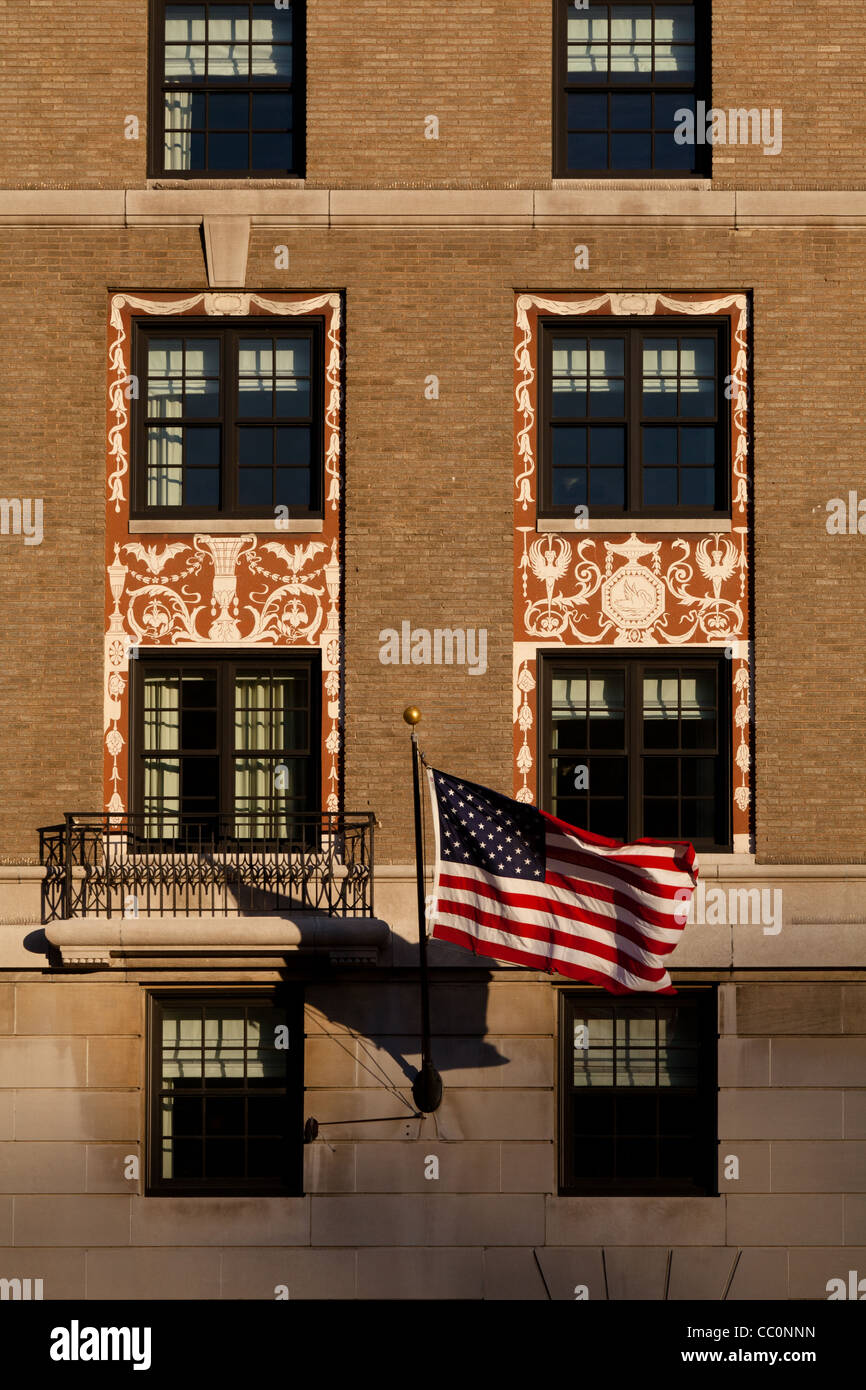 Detail eines Gebäudes mit Fenstern und eine amerikanische Flagge Stockfoto