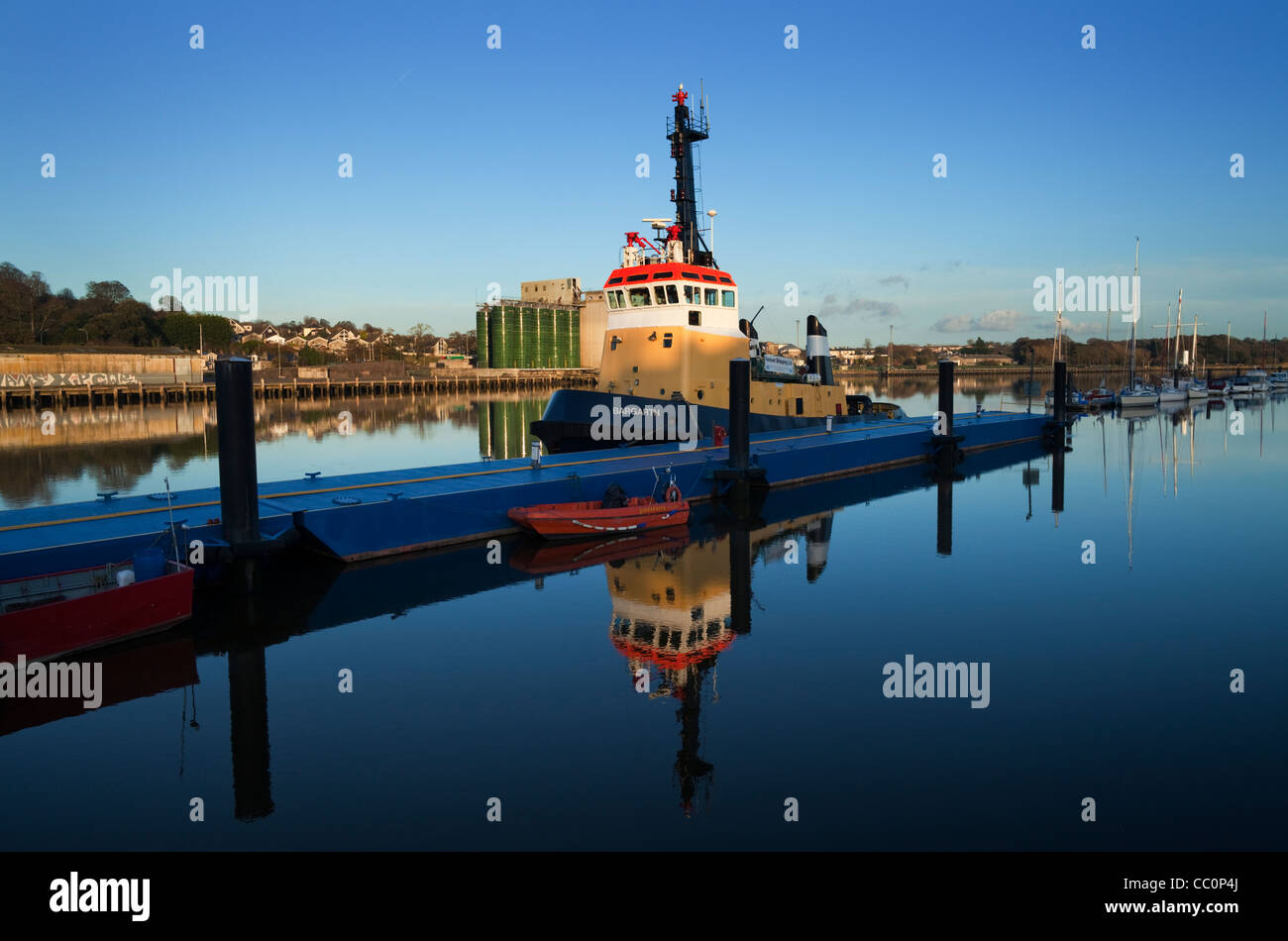 Schlepper an ihren Liegeplatz auf dem Fluss Suir, Stadt Waterford, Irland Stockfoto