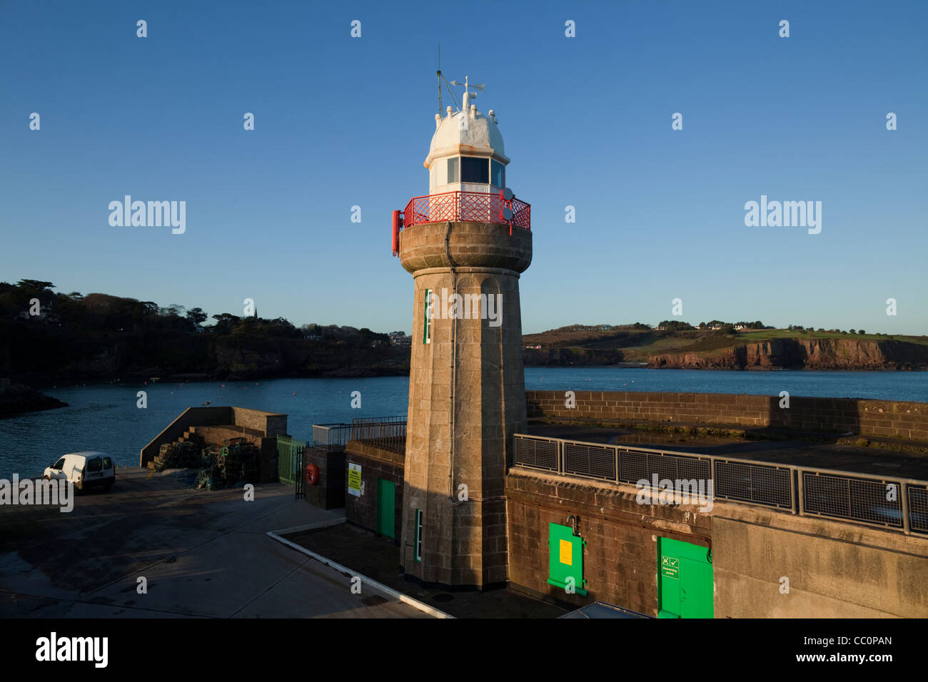 Fischerhafen und Leuchtturm, Dunmore East, Grafschaft Waterford, Irland Stockfoto