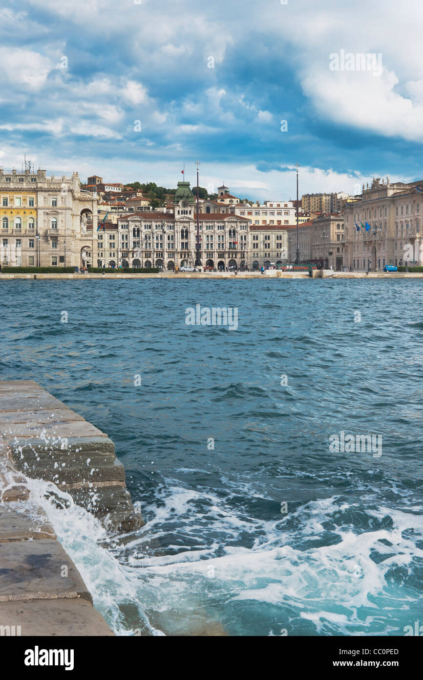 Blick vom Molo Audace Kai auf der Piazza Unita d ' Italia (von Italien Platz der Einheit).  Triest, Friaul-Julisch Venetien, Italien Stockfoto