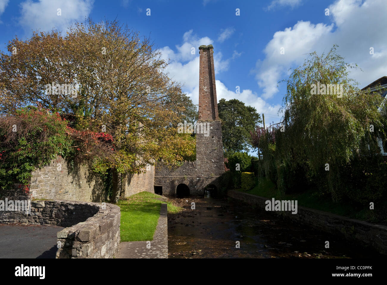 19. Jahrhundert Whisky Brennerei Schornstein, Clashmore, Grafschaft Waterford, Irland Stockfoto