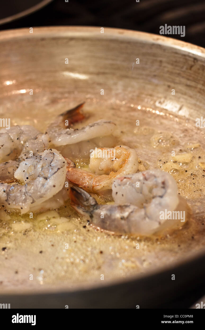 Sautierte wilde Knoblauch-Garnelen Stockfoto