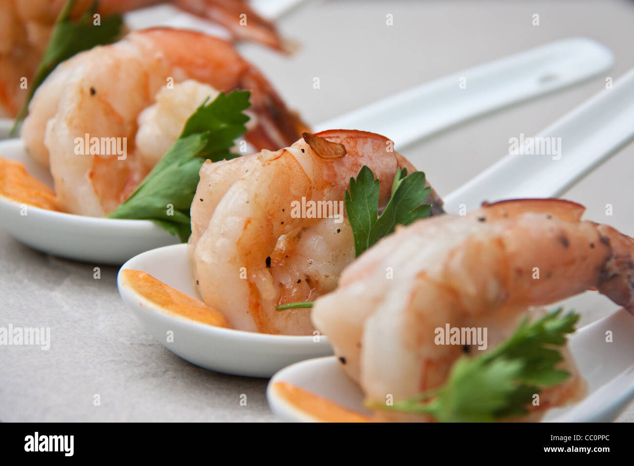 Pochierte Knoblauch wilde Garnelen mit heiße Paprika aioli Stockfoto