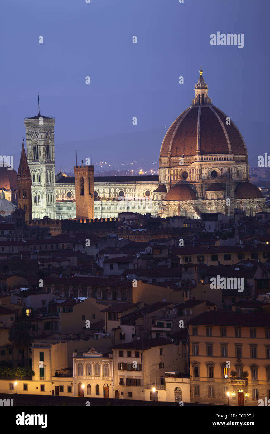 Blick über die Stadt und den Dom in der Nacht. Stockfoto