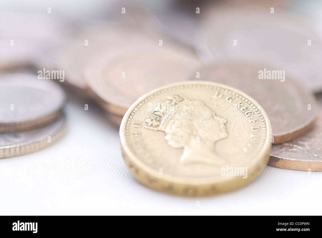 Verschüttete Münzen, Fokus auf £1 Münze. Sterling. Stockfoto
