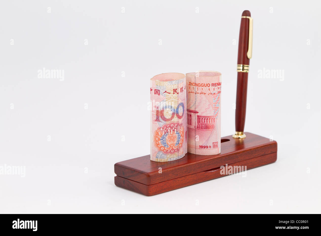 China Yuan Währung platziert mit Business Desk Stift spiegelt seine ernst, nationale Engagement für geschäftlichen Erfolg. Stockfoto