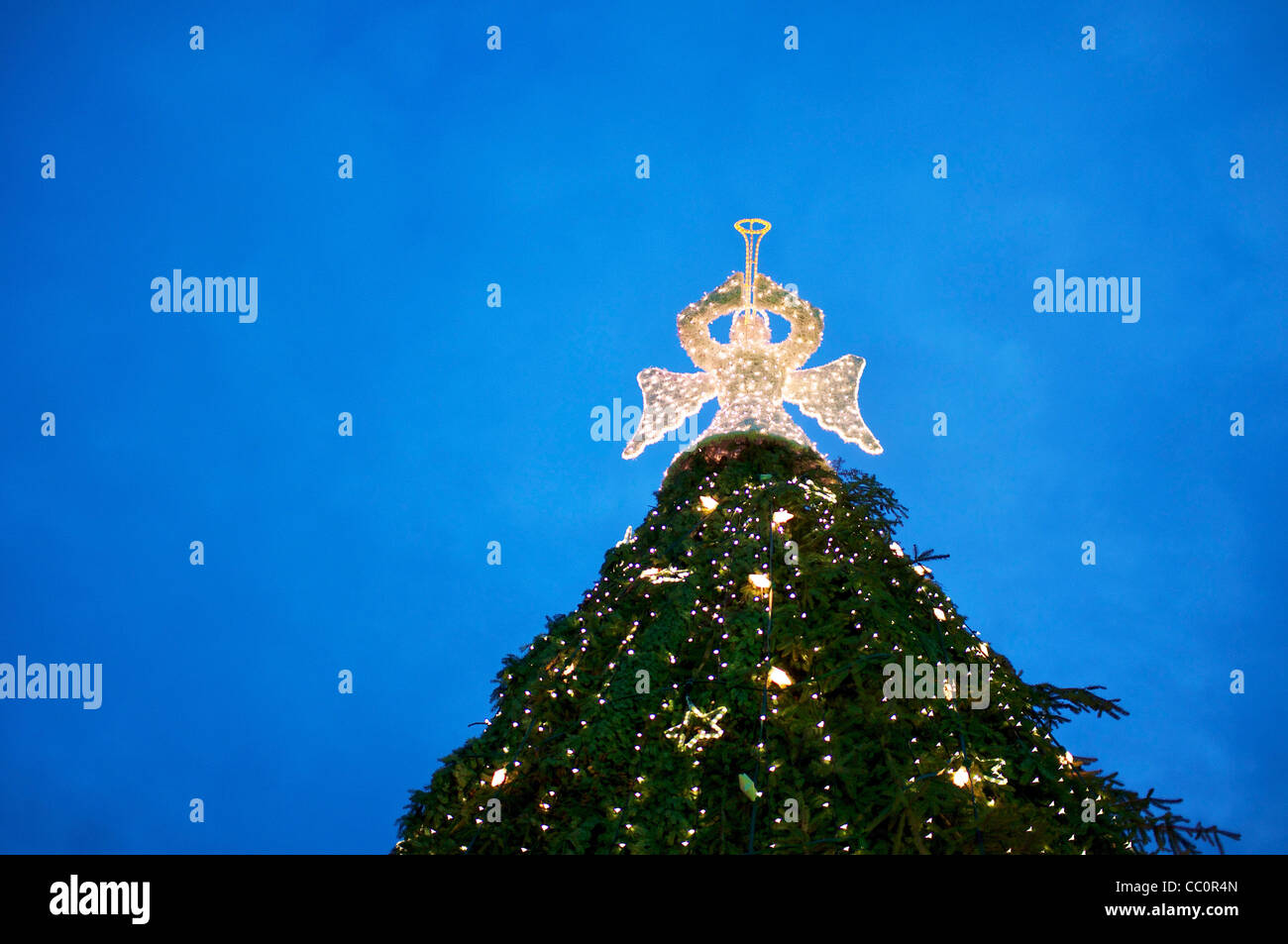 Großer Weihnachtsbaum mit Engel auf dem Weihnachtsmarkt in Minden (Deutschland) im Jahr 2011. Stockfoto