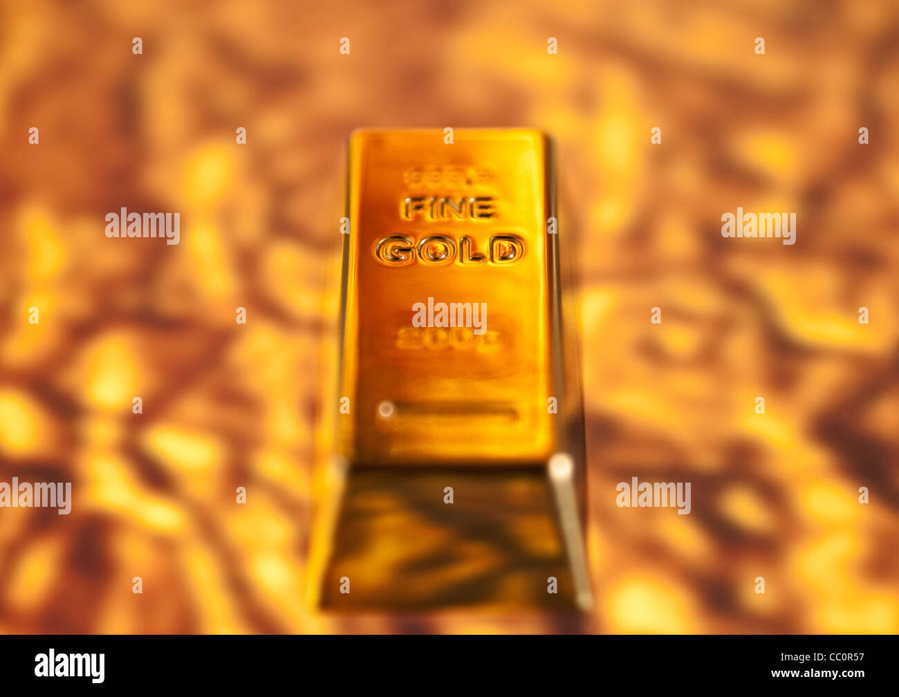 Feines gold bar steigt aus geschmolzenem Gold Hintergrund Stockfoto