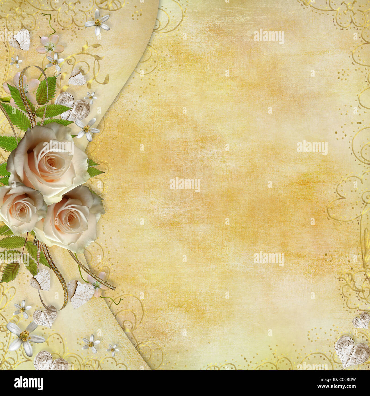 Goldene Grusskarte mit schönen Rosen, Blätter Papierherzen, Band, Stockfoto