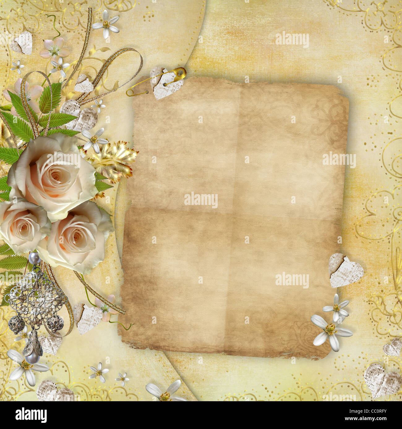 Goldene Grusskarte mit schönen Rosen, Blätter Papierherzen, Band, Stockfoto