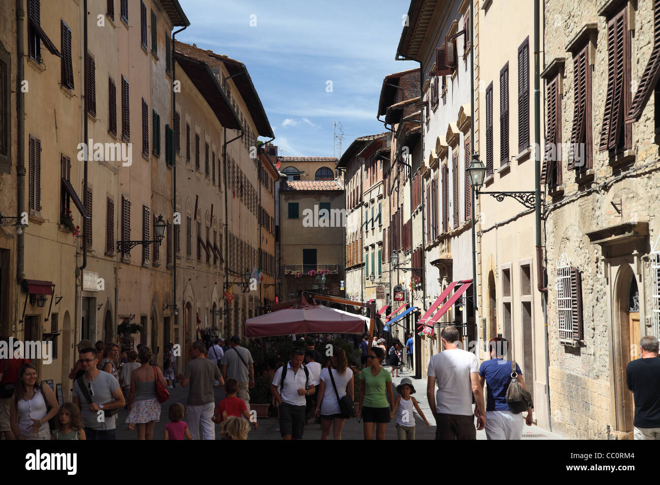 Touristen in die wichtigste Durchgangsstraße von Volterra, Toskana, Italien. Stockfoto
