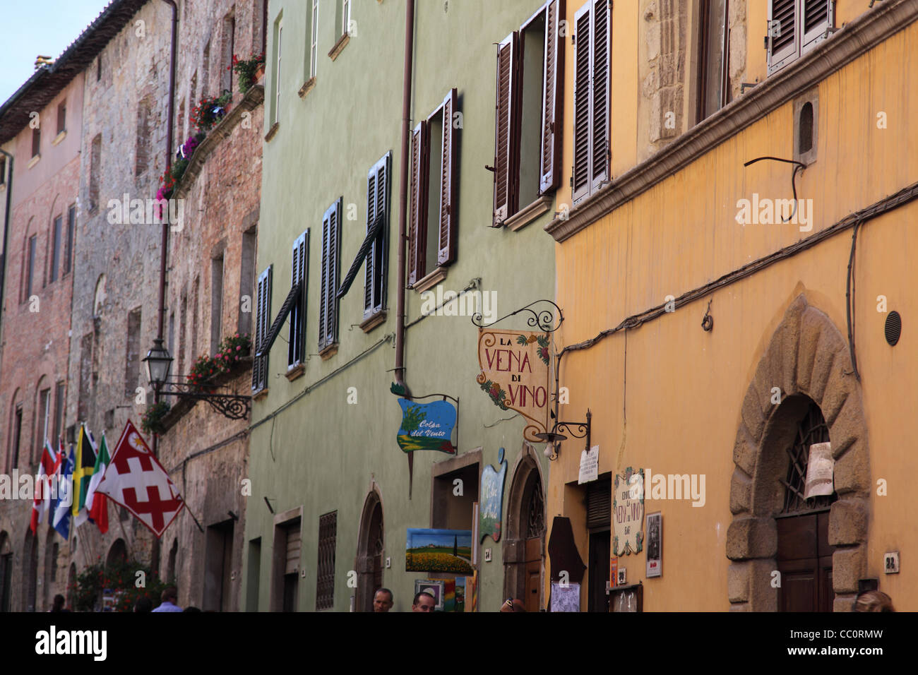 Bunte Ladenfronten in Volterra Stockfoto