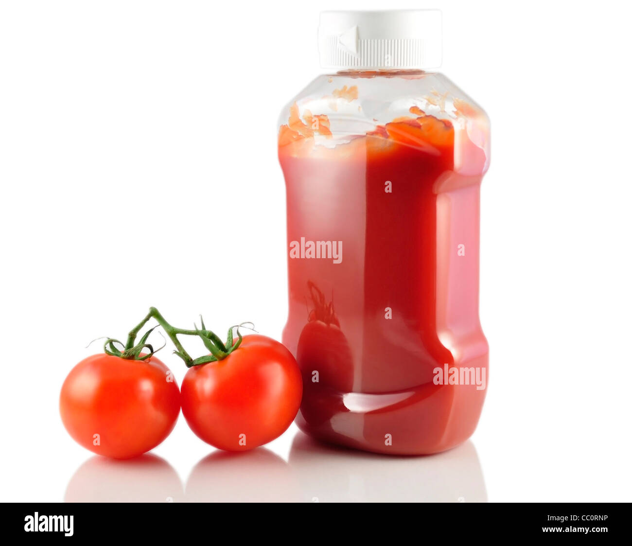Tomaten-Ketchup und frischen Tomaten auf weiß Stockfoto