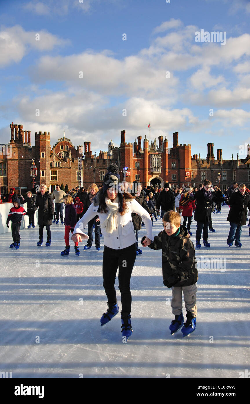 Eislaufen Sie in Hampton Court Palace, London Borough of Richmond upon Thames, Greater London, England, Vereinigtes Königreich Stockfoto