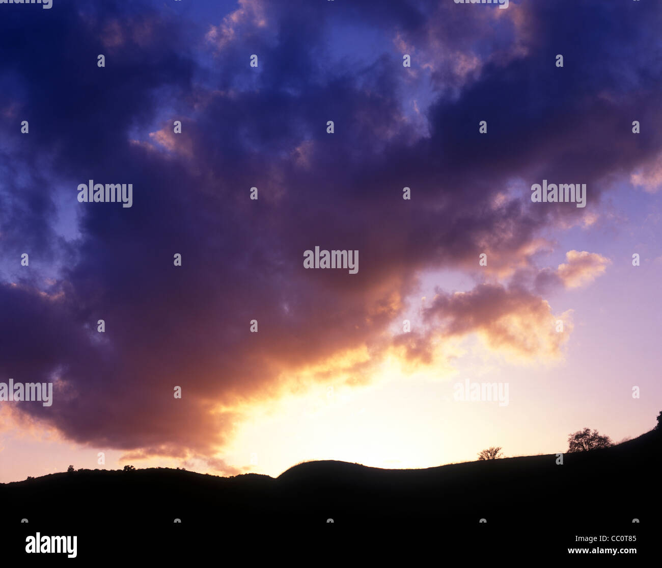 Wolken über Hügel bei Sonnenuntergang oder am Morgen Stockfoto