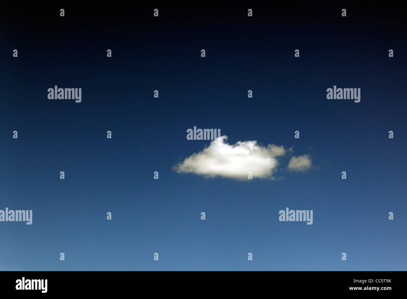 Eine einzige Wolke im Himmel Stockfoto