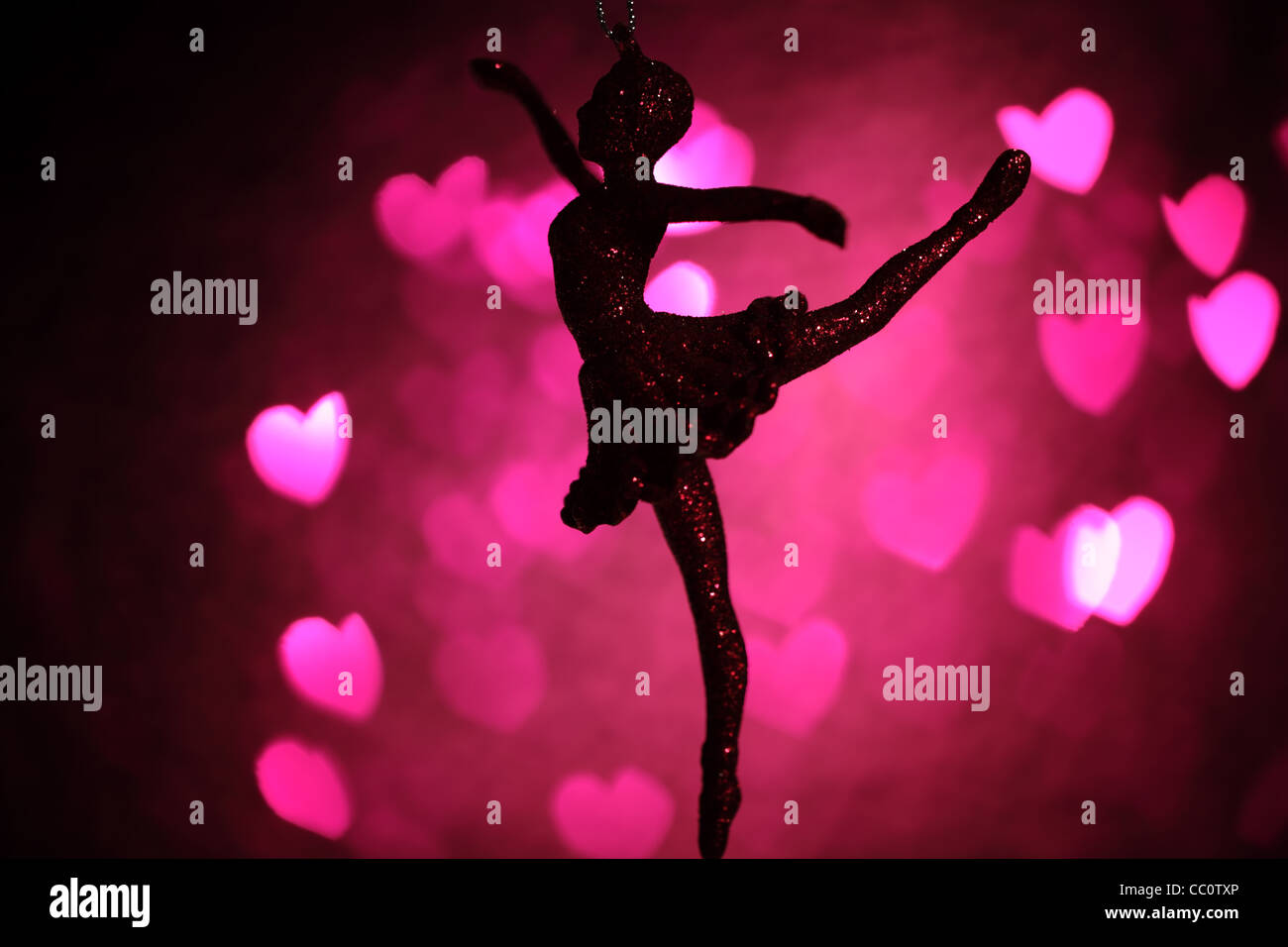 Tanzende Mädchen Figur auf romantischen Hintergrund, flachen Dof. Stockfoto
