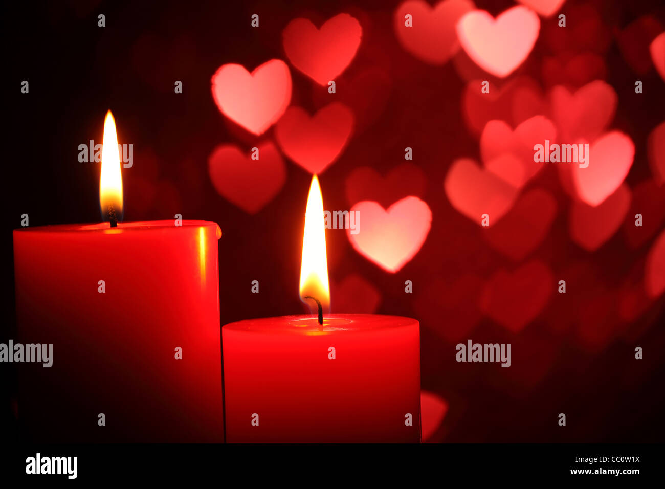 Brennende Kerzen für den Valentinstag, Hochzeiten, Veranstaltungen mit Liebe. Stockfoto