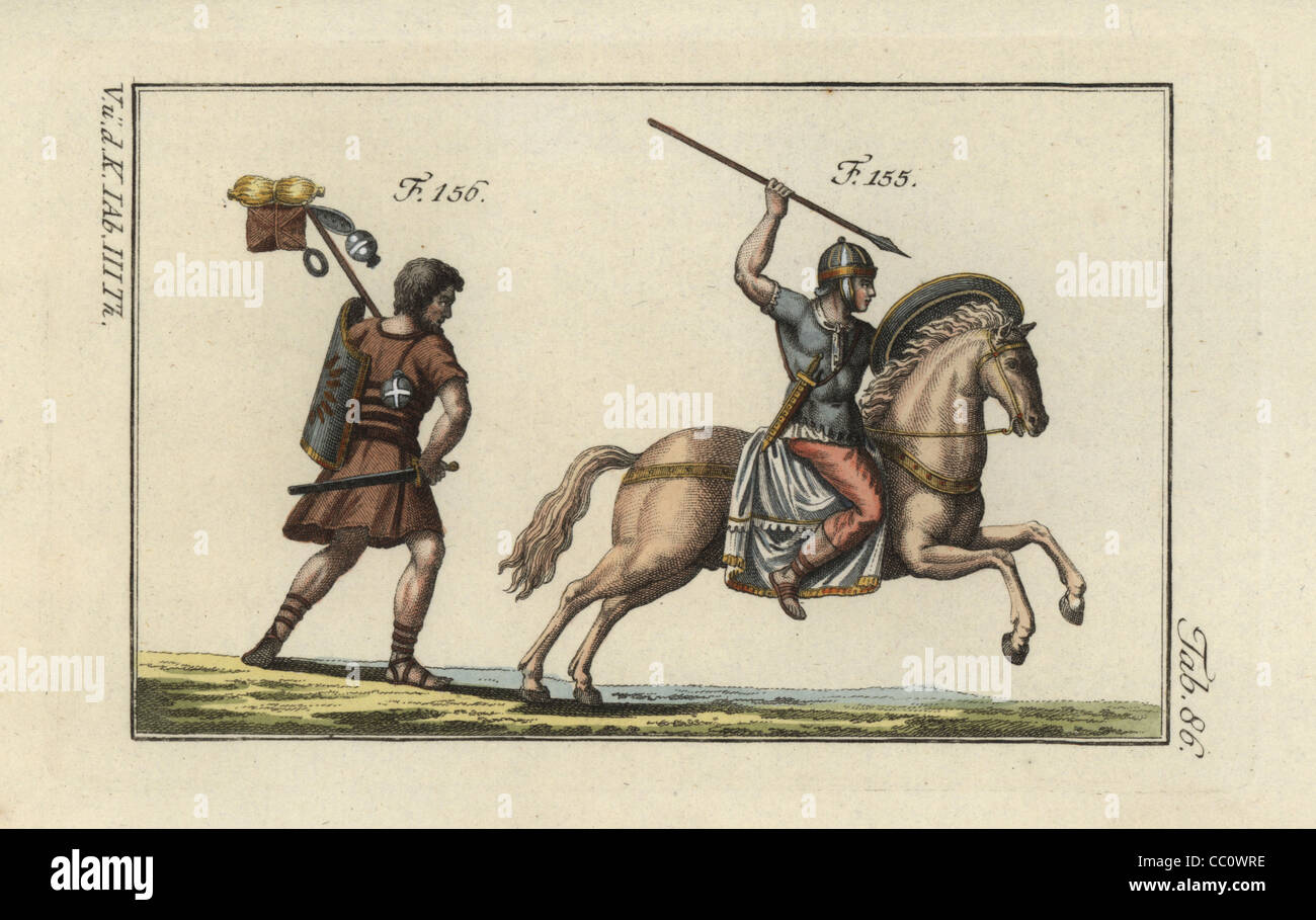 Römische Kavallerie mit Speer (Verutum) und eines römischen Soldaten auf dem Marsch mit seinem Rudel, Schwert (Gladius) und Schild (Scutum). Stockfoto