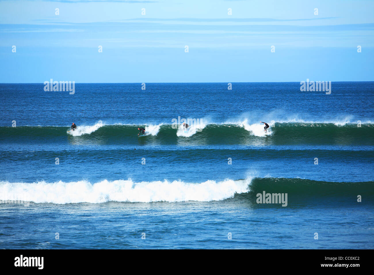 4 Surfer auf einer Welle in Rosses Point. Co. Sligo. Irland Stockfoto