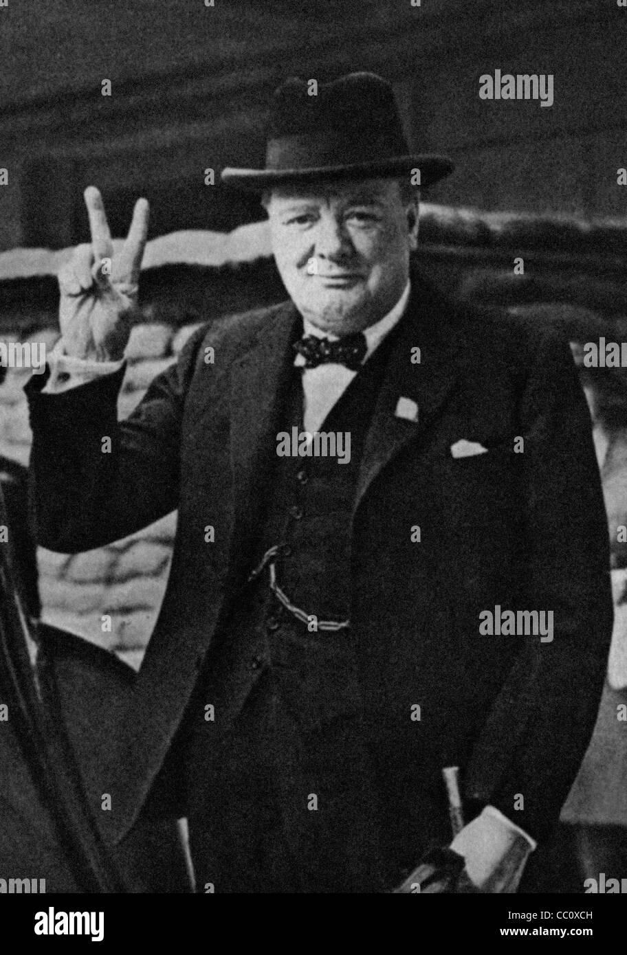 Britischen Führer Winston Churchill mit seiner berühmten V für Victory-Zeichen. Bild aus dem Archiv des Presse-Portrait-Service (ehemals Porträt Pressebüro) 1941 Bild Stockfoto