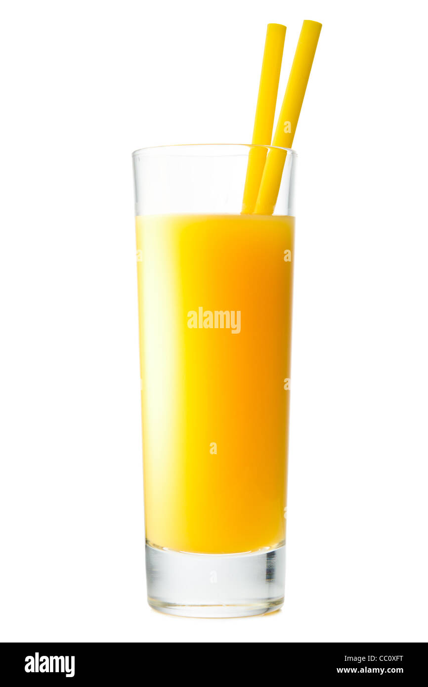 Orangensaft in Highball-Glas mit einem trinken Stroh. Isoliert auf weißem Hintergrund Stockfoto