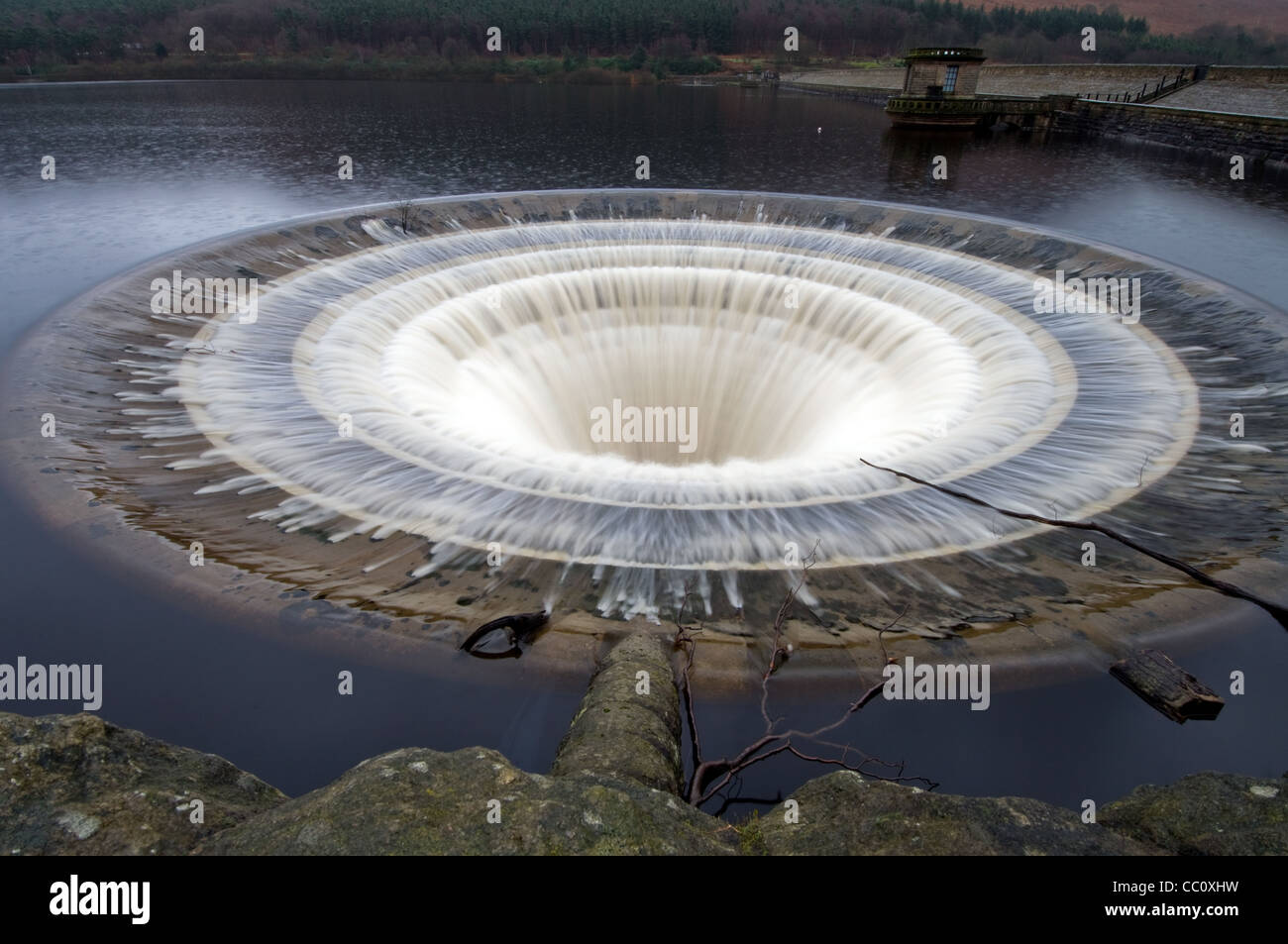 Eines der Einströmdüse Überläufe bekannt als die Plugholes am Ladybower Vorratsbehälter im oberen Derwent Valley in Derbyshire Stockfoto