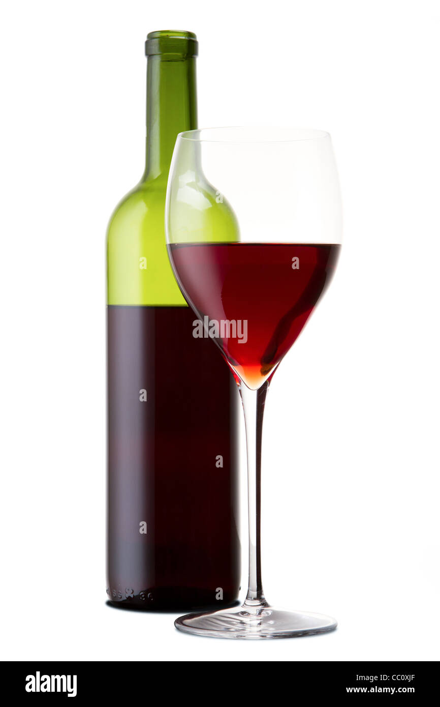 Glas Rotwein und eine Flasche auf weißem Hintergrund Stockfoto