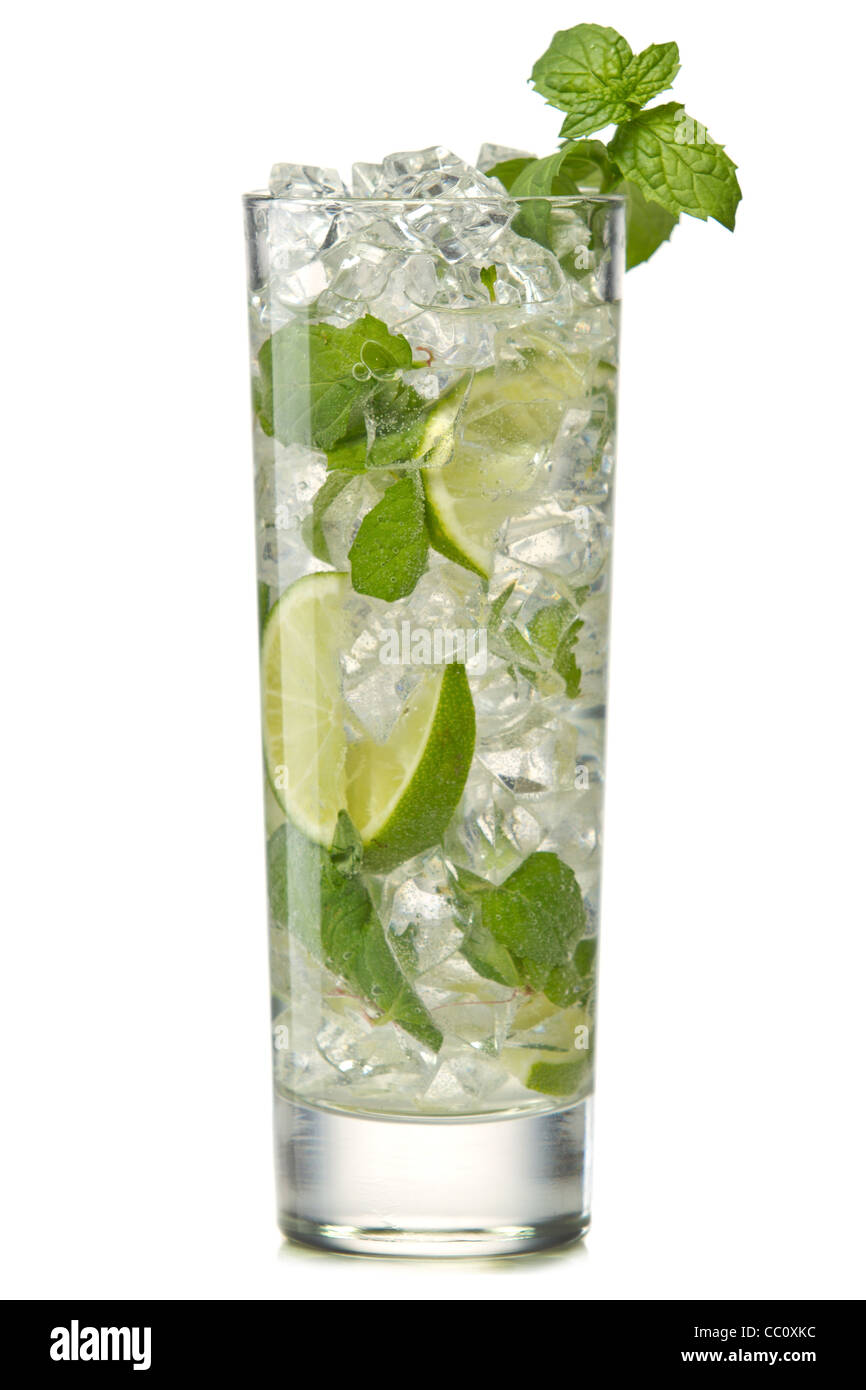Mojito cocktail isoliert auf einem weißen Stockfoto