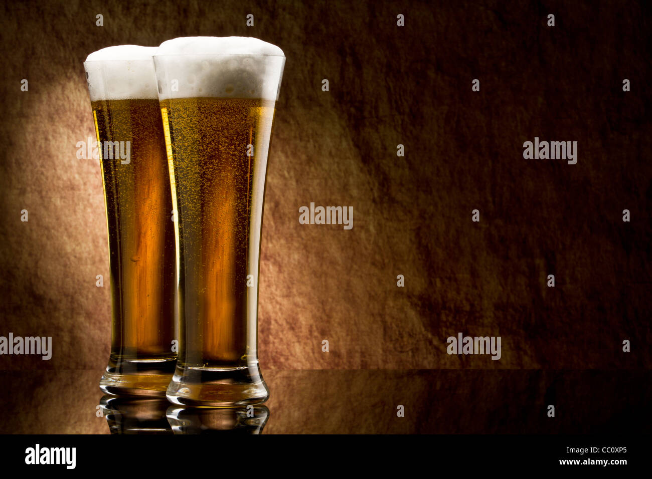 Bier in Glas auf einem alten Stein Stockfoto