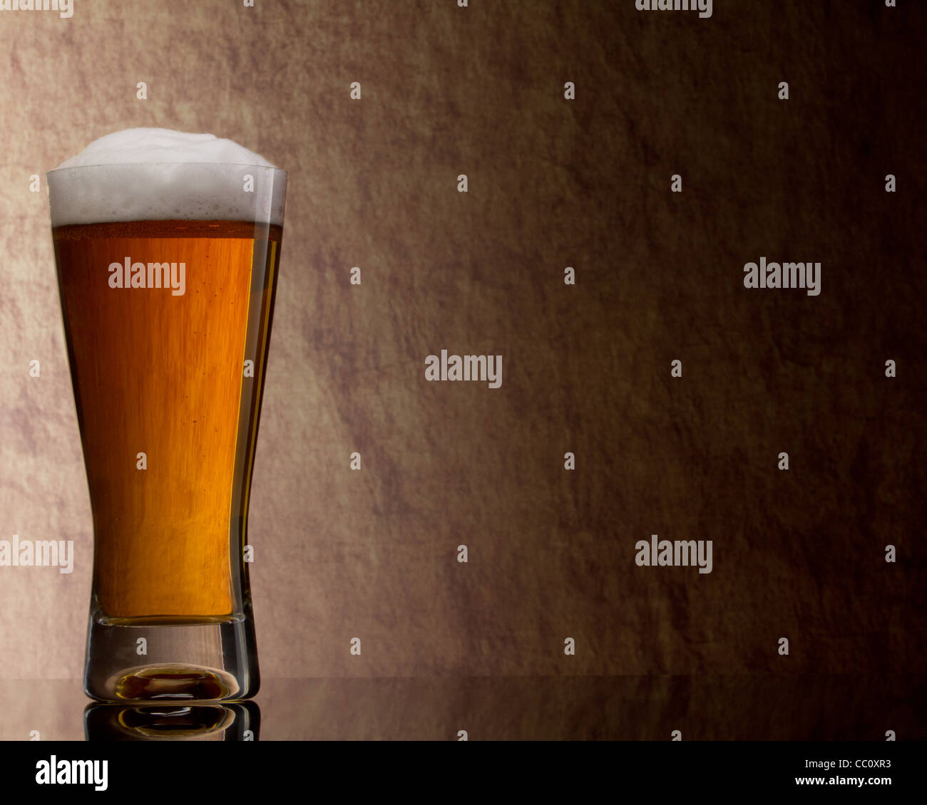 Bier in Glas auf einem alten Stein Stockfoto