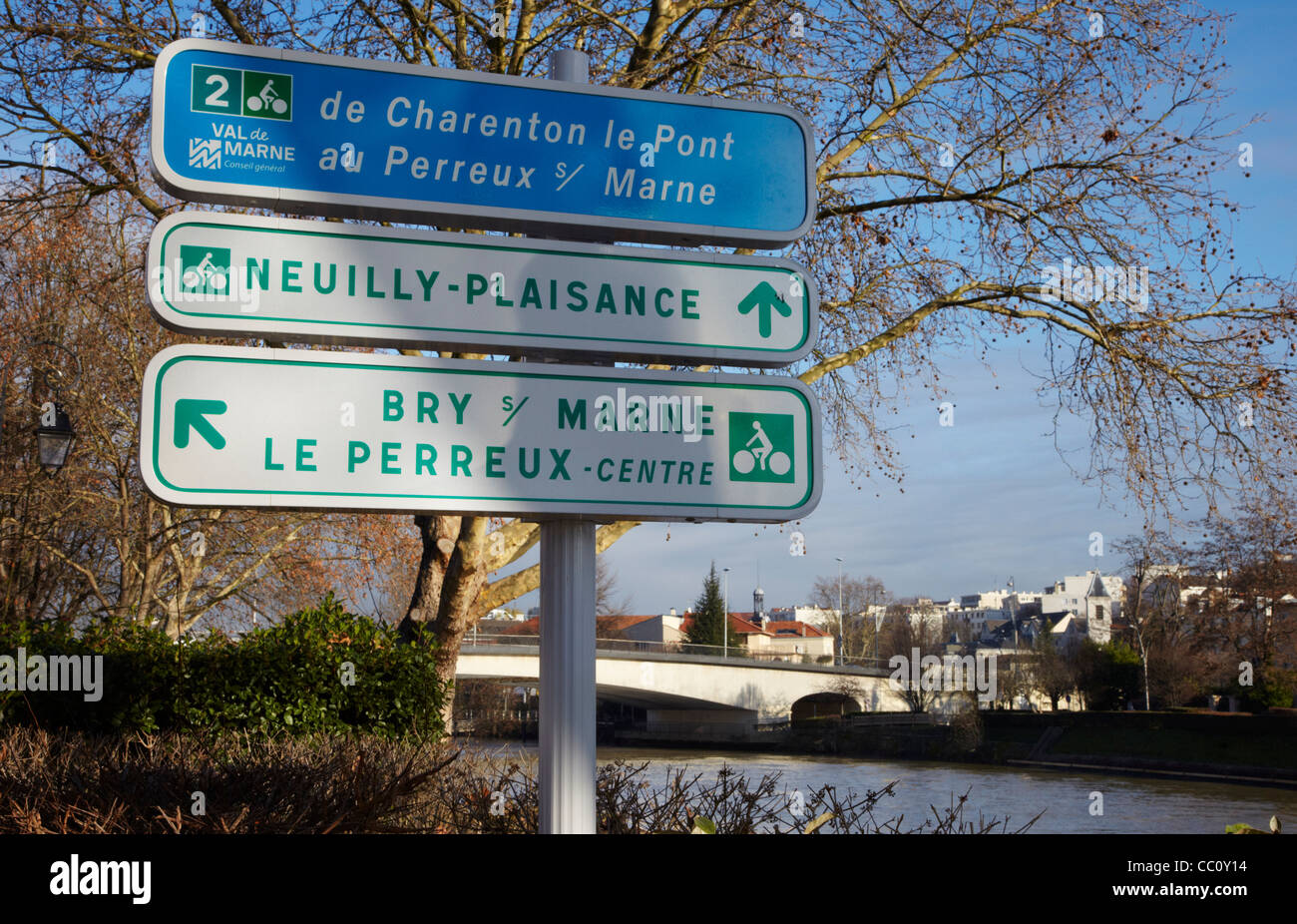Anzeichen für Radwege durch den Fluss Marne. Le Perreux-Sur-Marne, Val-de-Marne, Frankreich. Stockfoto